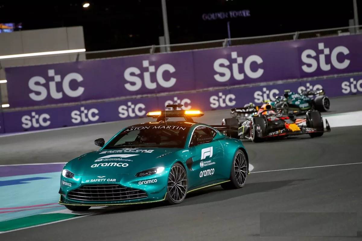 سيارة_الأمان_خلطت_أوراق_بعض_المتسابقين_،_وأكدت_تصدر_ريد_بُل