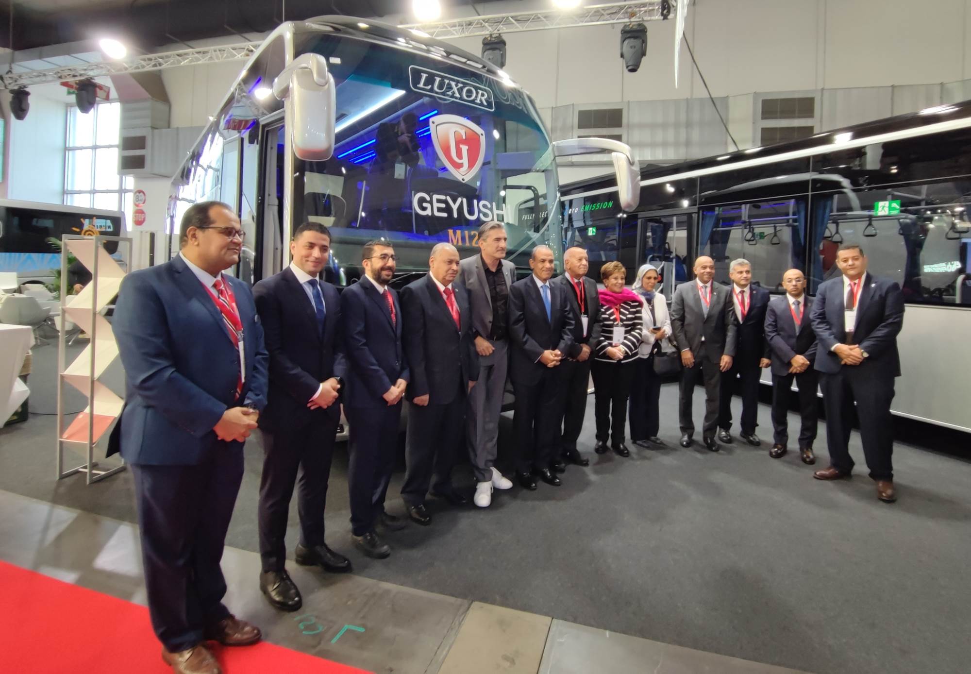 2-السفير_-_بدر_عبد_العاطى_،_يتوسط_فريق_عمل_شركة_جيوشى_بالمعرض