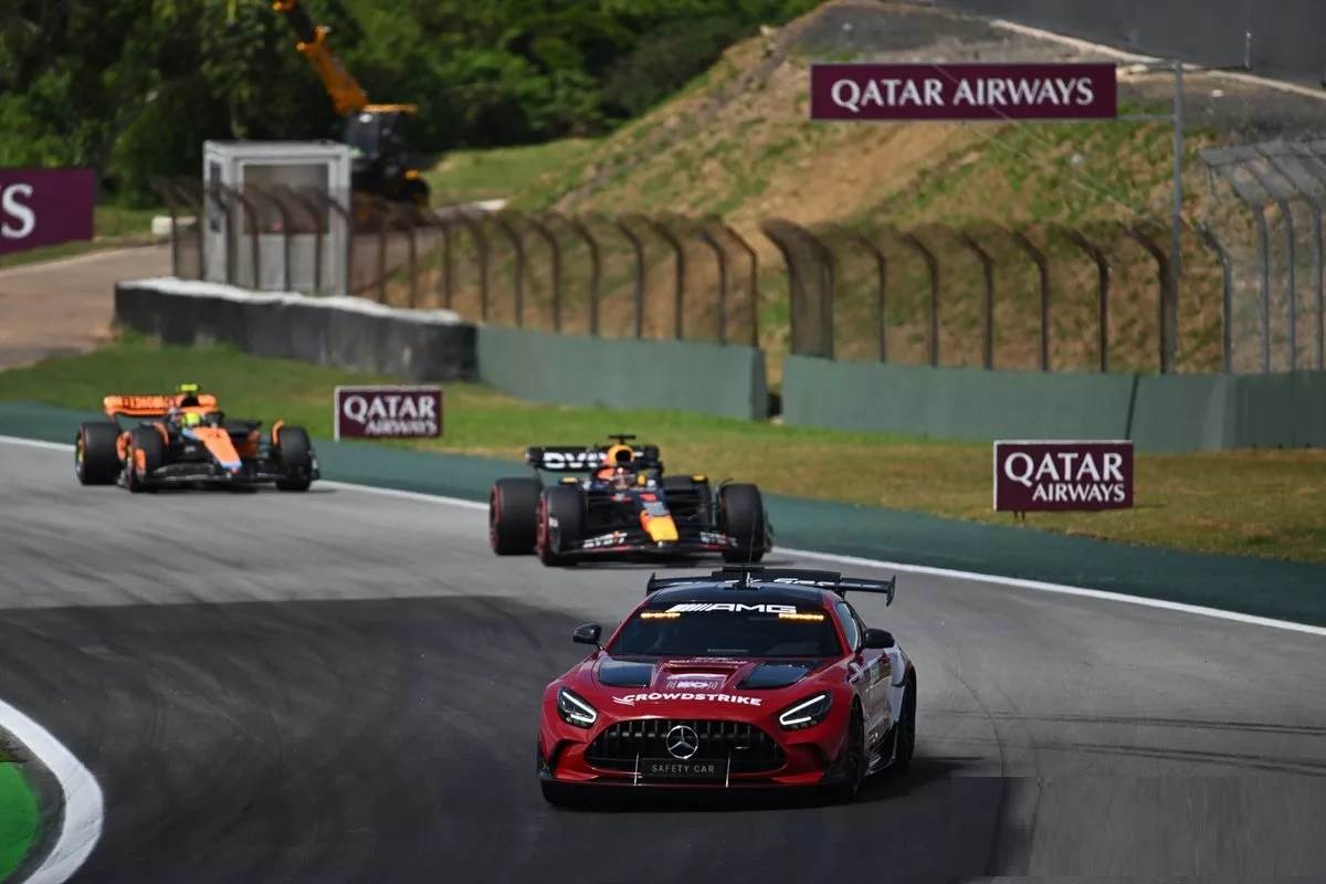 كما_توقع_الجميع_بدخول_سيارة_الأمان_للسباق_البرازيلى