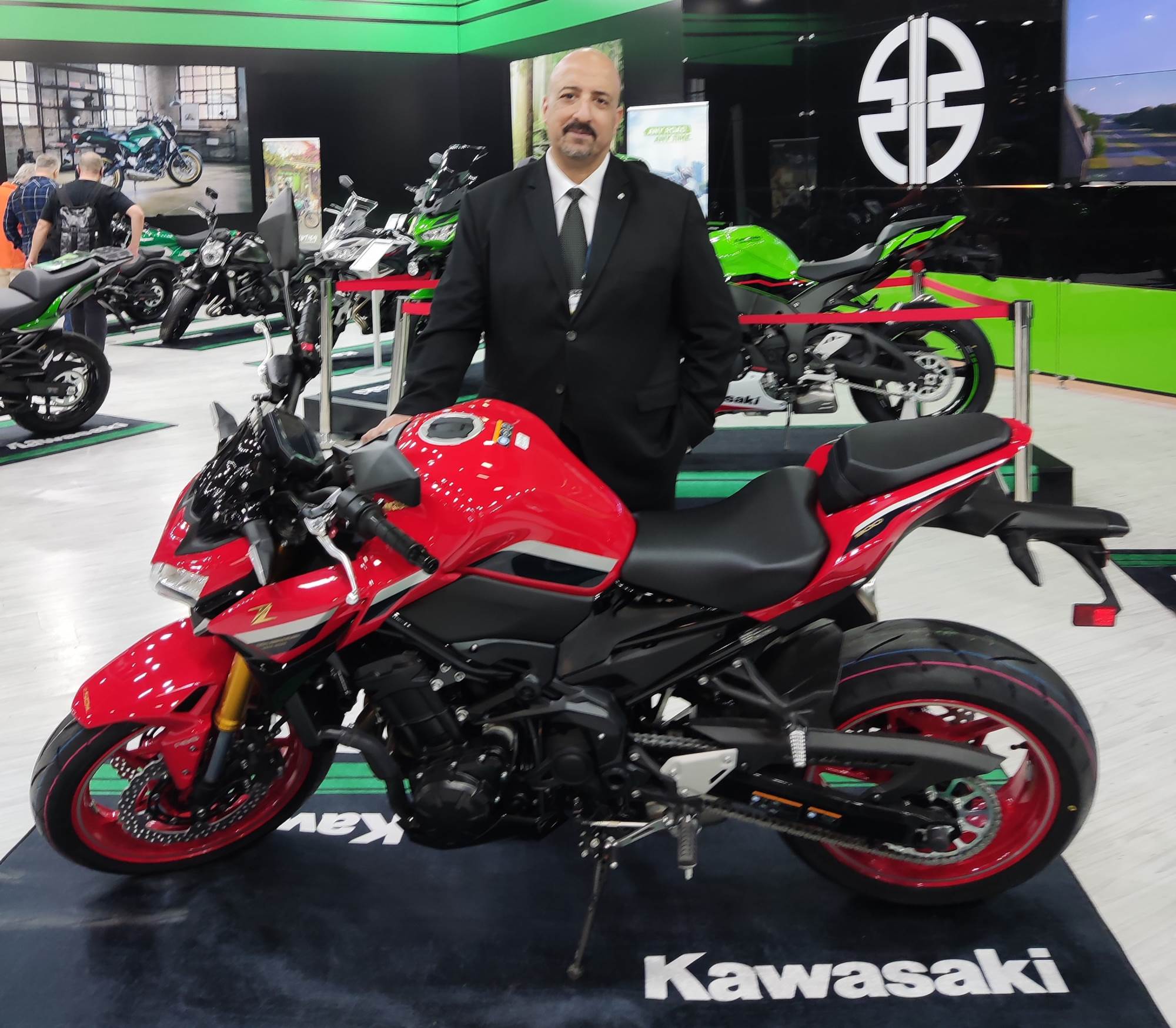 1-_الزميل_-_أشرف_كاره_من_داخل_المعرض