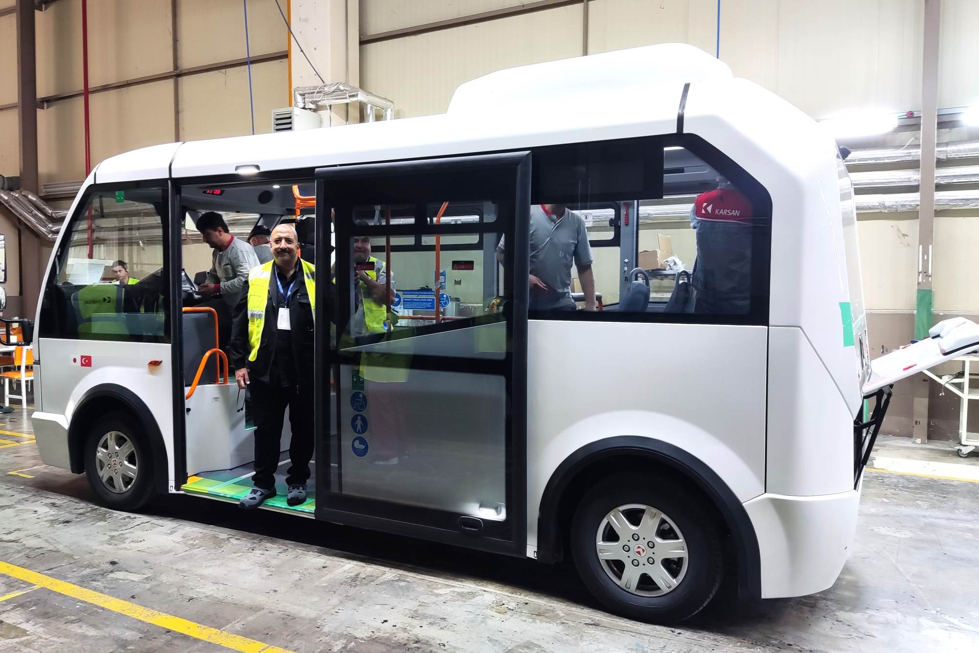 الزميل_-_أشرف_كاره_،_أثناء_المرحلة_النهائية_من_مراجعة_جيست