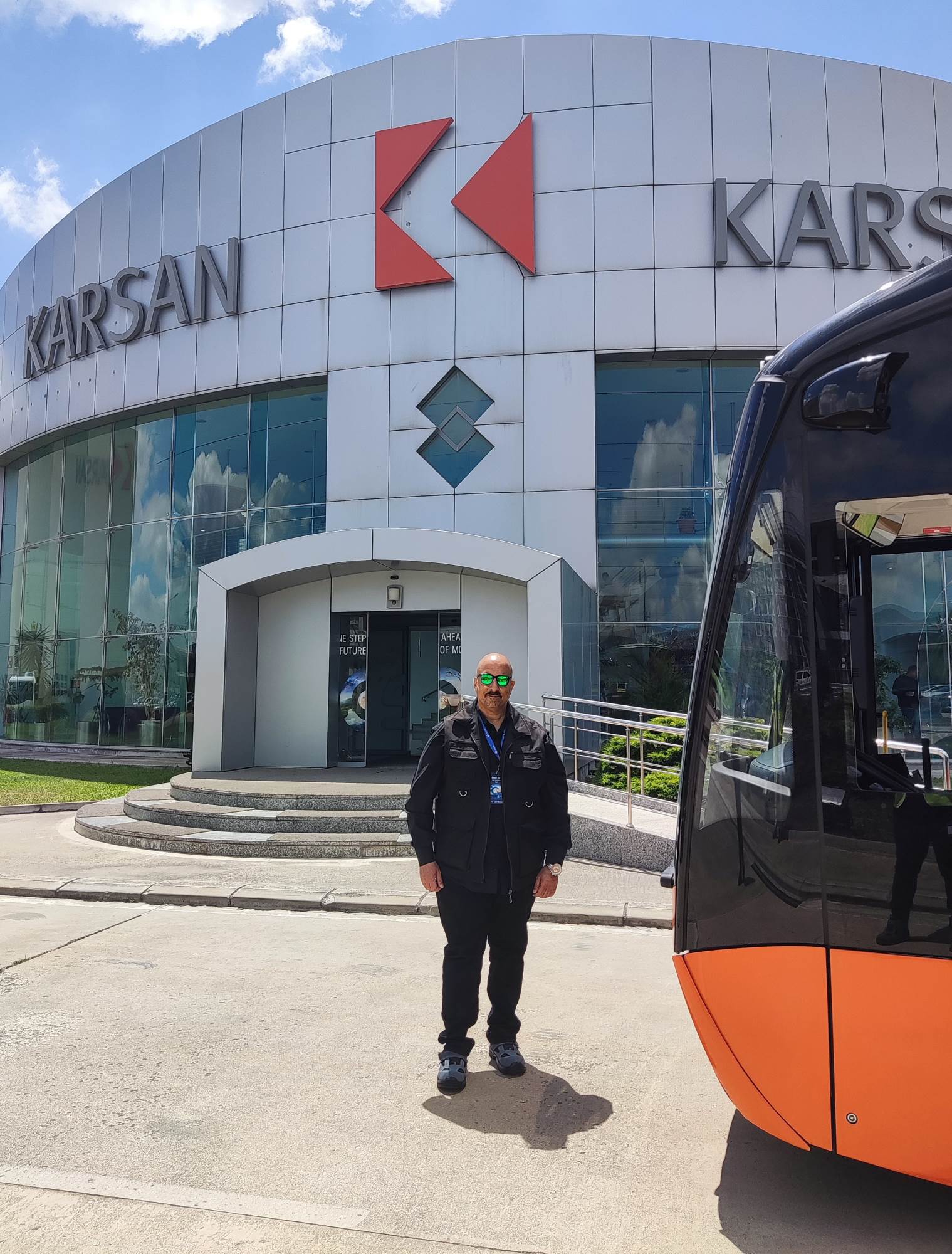 3-_الزميل-_أشرف_كاره_،_من_أمام_المقر_الإدارى_لـ_كارسان