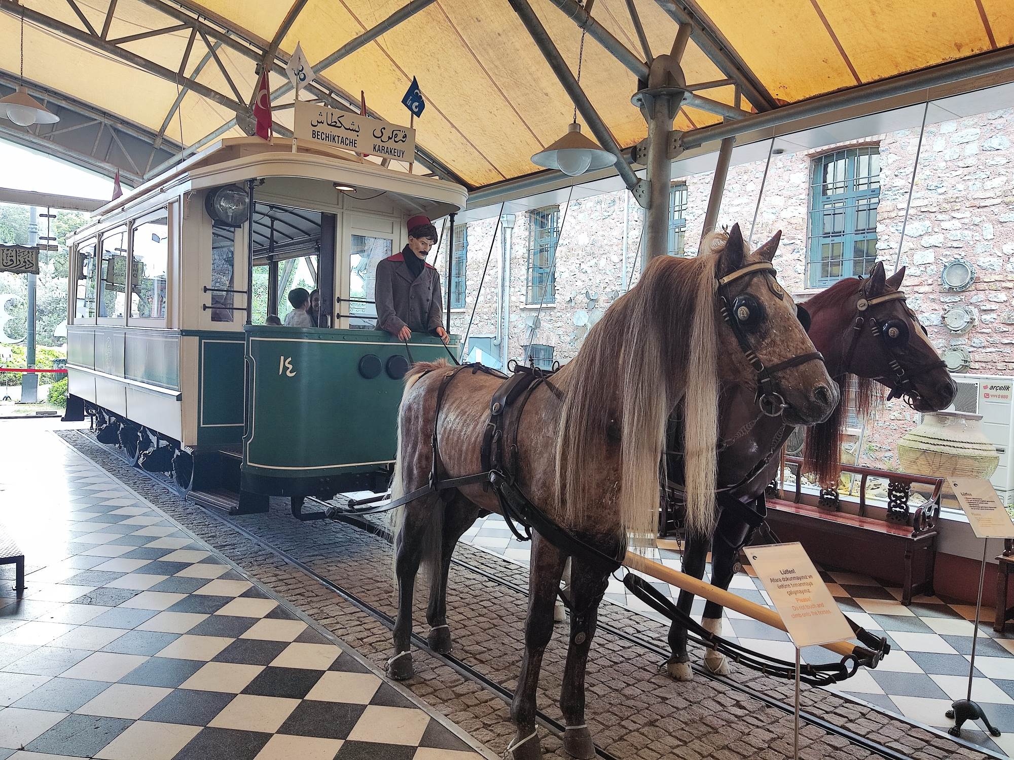 10_-نموذج_نادر_لعربة_ترام_يتم_جرها_بالخيول