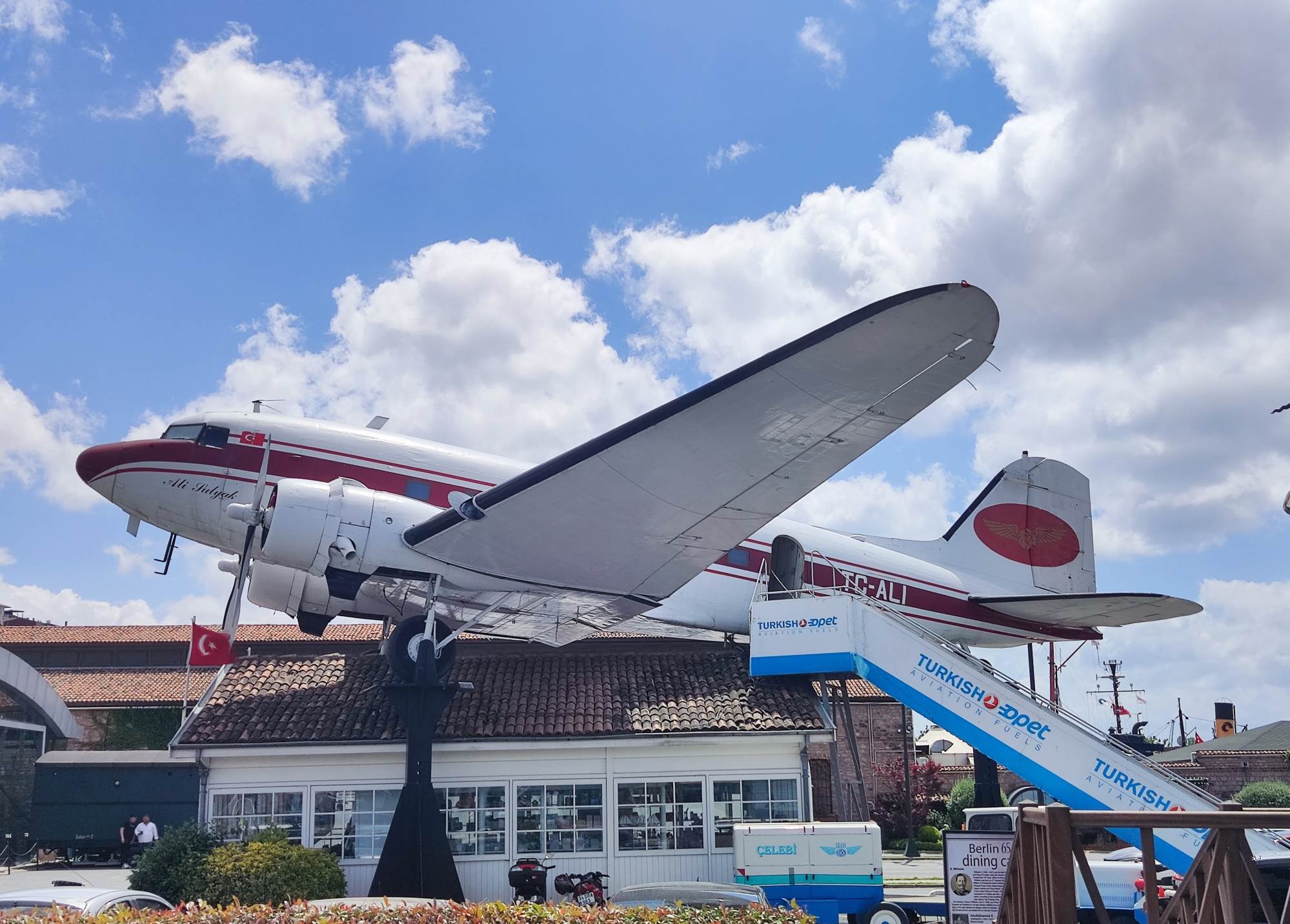 7-_وفرت_إدارة_المتحف_فرصة_زيارة_داخل_هذه_الطائرة