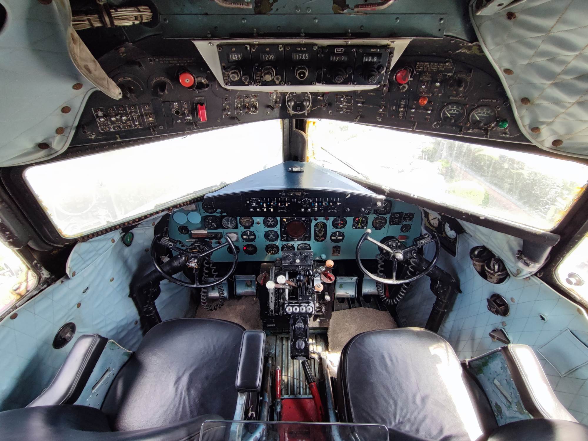 8-_مقصورة_قيادة_الطائرة_الكلاسيكية_التى_سمح_بالصعود_عليها