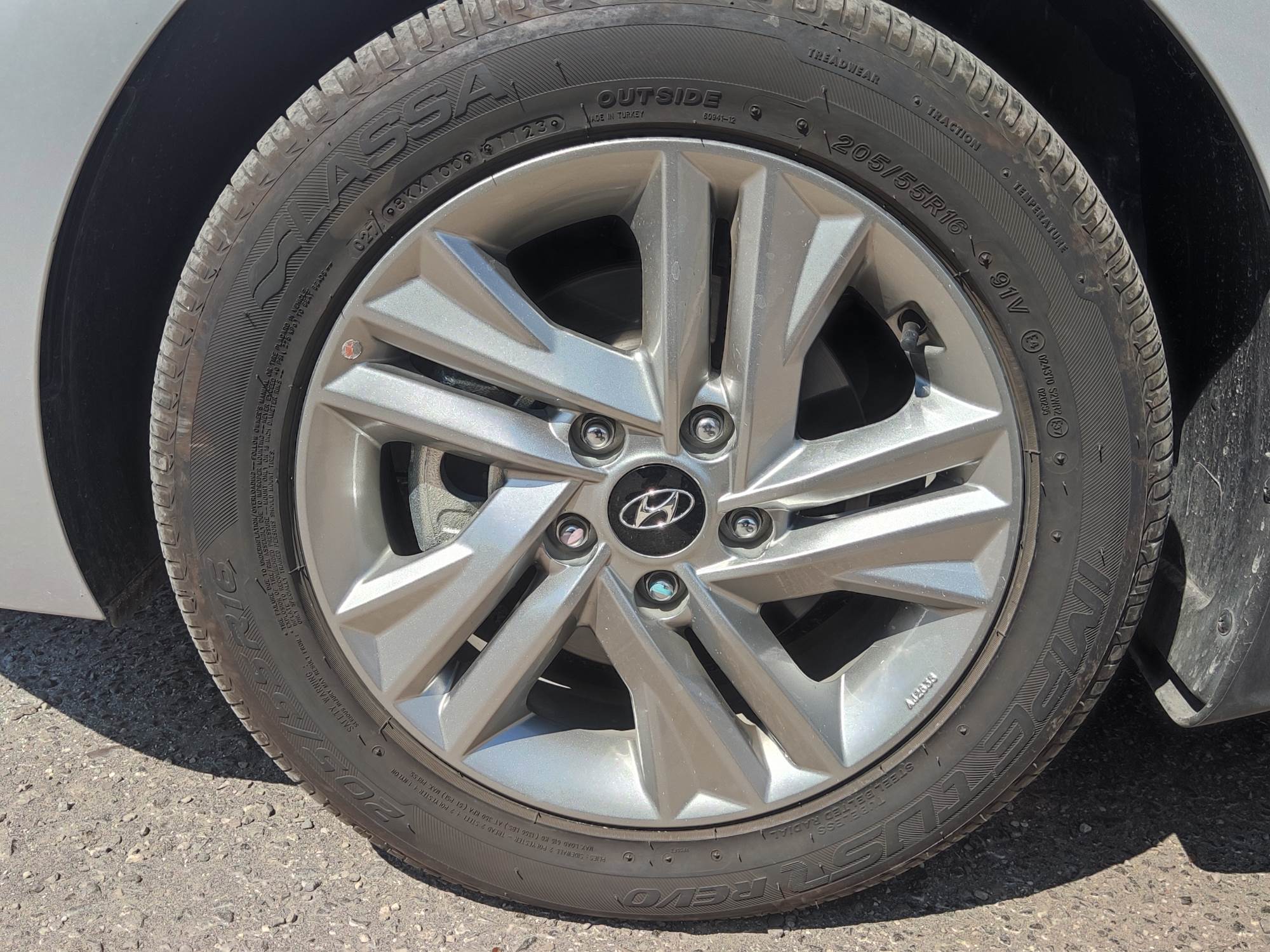 عجلات_معدنية_بتصميم_رياضى_مع_إطارات_عريضة_قياس_16_بوصة