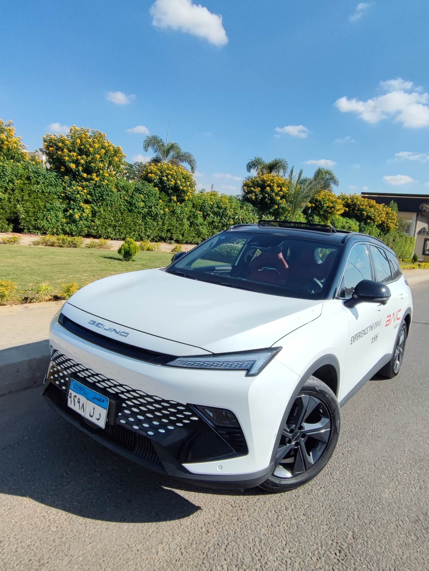 تصميم_واجهة_السيارة_الأمامية_مستقبلى_الخطوط_وشبيه_بالسيارات_الكهربائية_الحديثة