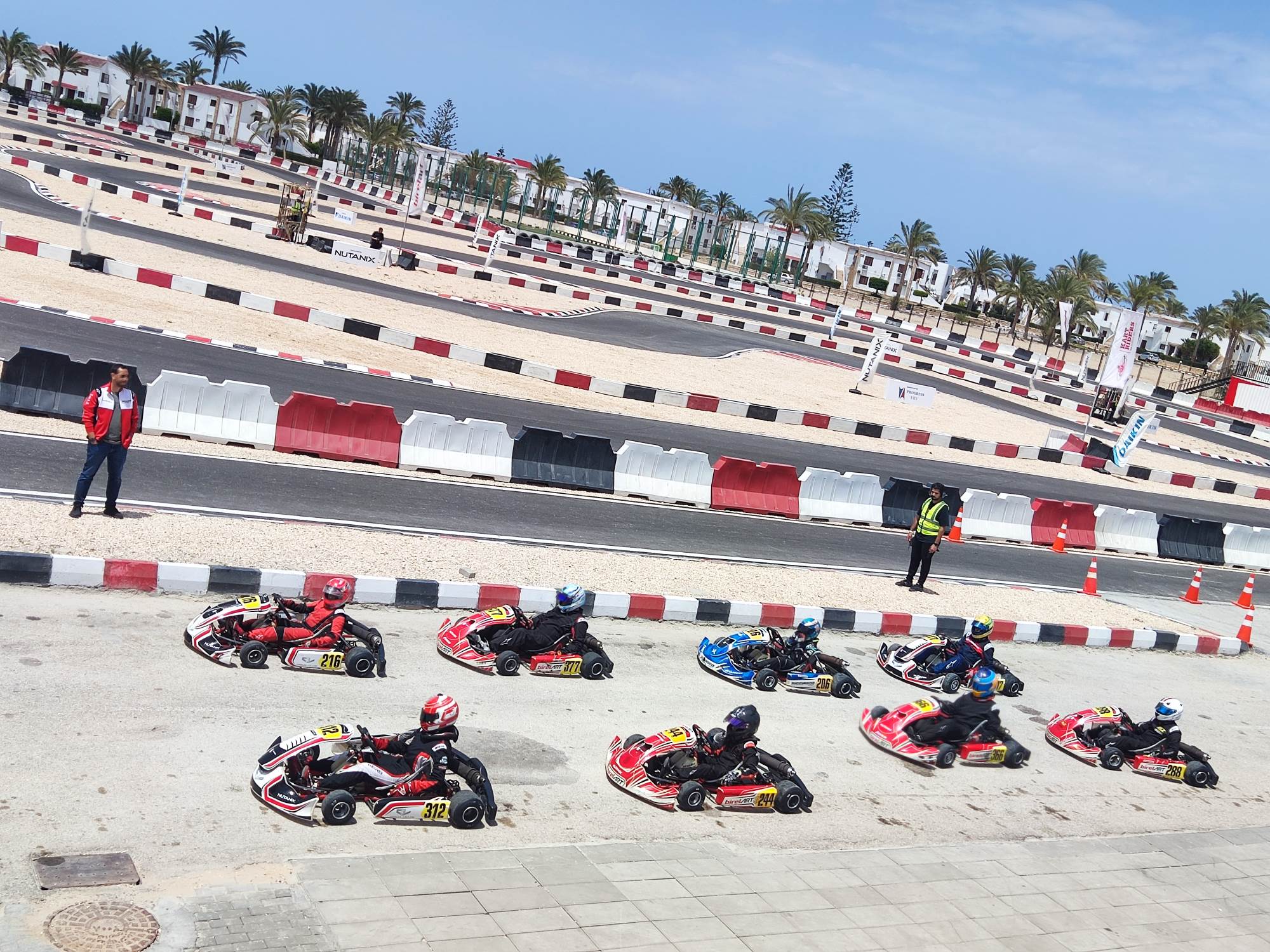 إصطفاف_المتسابقين_بحسب_ترتيب_إنطلاقهم_للدخول_إلى_الحلبة_للسباق_النهائى