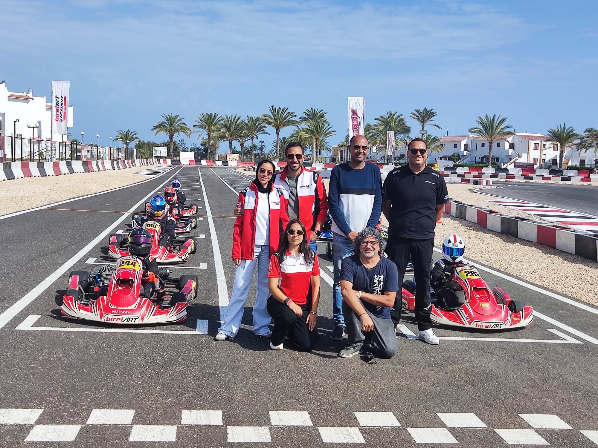 صورة_تذكارية_لجولة_البطولة_الثانية_بالعريش_للمنظمين_ولجنة_الحكام_مع_المتسابقين