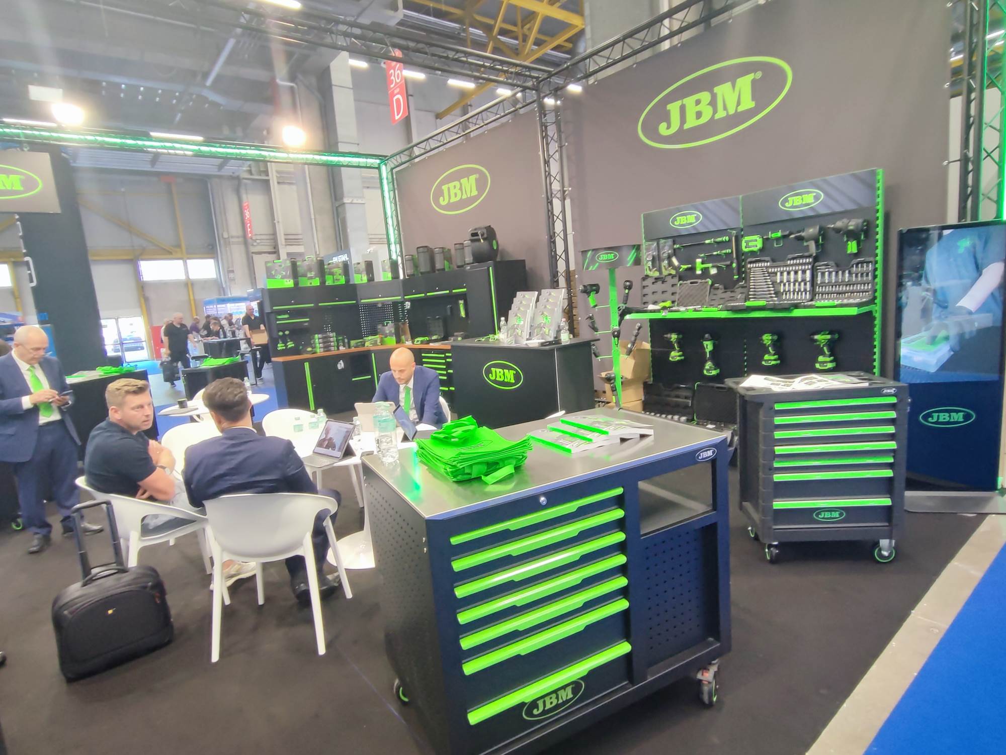 عرضت_شركة_جيه_بى_إم_أحدث_عدد_الورش