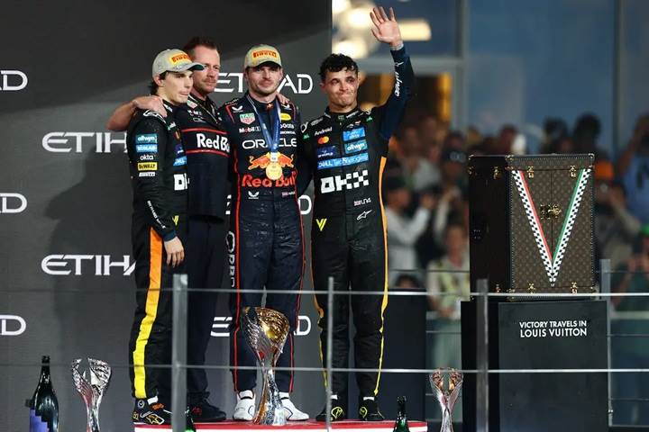 منصة_تتويج_جائزة_أبوظبى_الختمامية_لموسم_2025