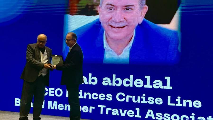 تكريم إيهاب عبد العال في مؤتمر «Hotel Tech» لدوره في دعم وتطوير خدمات الضيافة وتحديثها