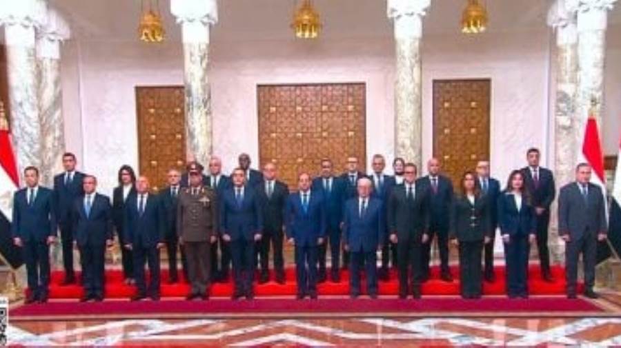 الرئيس عبد الفتاح السيسى يلتقط صورة تذكارية مع الحكومة المصرية الجديدة
