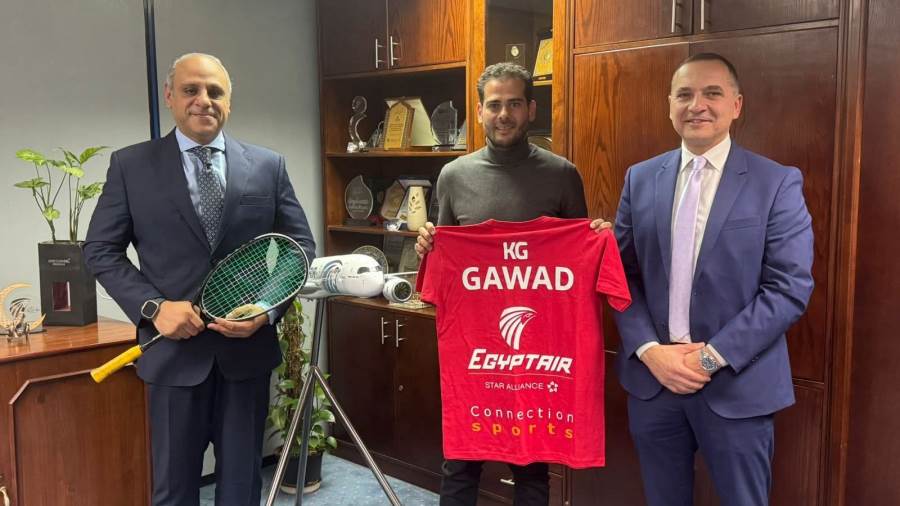 مصر للطيران توقّع بروتوكول رعاية بطل الاسكواش العالمي كريم عبد الجواد