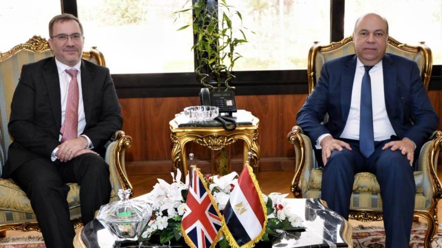 وزير الطيران المدني يستقبل السفير البريطاني بالقاهرة لتعزيز أطر التعاون المشترك  في مجال النقل الجوي