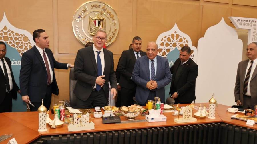 وزيرا الكهرباء والبترول يشاركان فريق العمل إفطارهم الجماعي لمتابعة خطة تأمين وقود محطات الكهرباء