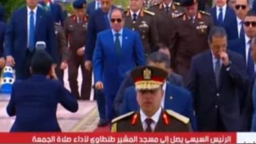 الرئيس السيسى يؤدى صلاة الجمعة بمسجد المشير فى ذكرى يوم الشهيد