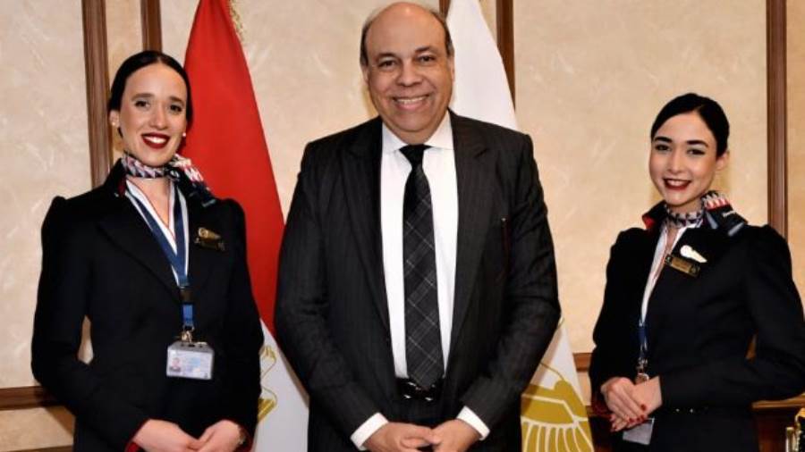 وزير الطيران المدني يثمن أداء واحترافية مضيفتين جويتين من مصر للطيران تقديرًا لتصرفهما الإنساني المُشرف على متن إحدى الرحلات الجوية