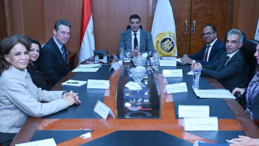 وزير الصناعة يبحث مع الأوروبي لإعادة الإعمار والتنمية برامج البنك في مصر