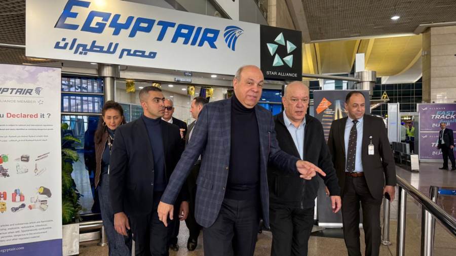  وزير الطيران المدني يقوم بجولة تفقدية بمطار القاهرة الدولي لمتابعة انتظام حركة التشغيل والتأكد من انسيابية الإجراءات وجودة الخدمات المقدمة للمسافرين