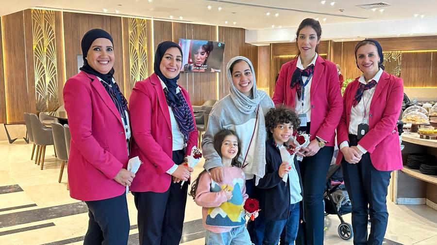 مطار القاهرة الدولي يحتفل بالامهات في عيدهن 