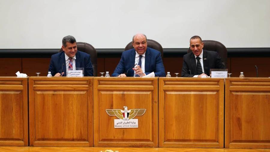 وزير الطيران يعقد اجتماعًا مع رؤساء شركات قطاع الطيران لمناقشة بعض أحكام اللائحة التنفيذية لقانون الطيران المدني