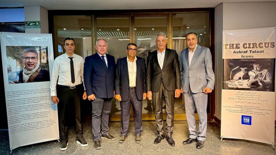 نجوم الفن يضيئون معرض “السيرك” بالبيت الروسي.. ومحمود حميدة يشيد بعدسة أشرف طلعت