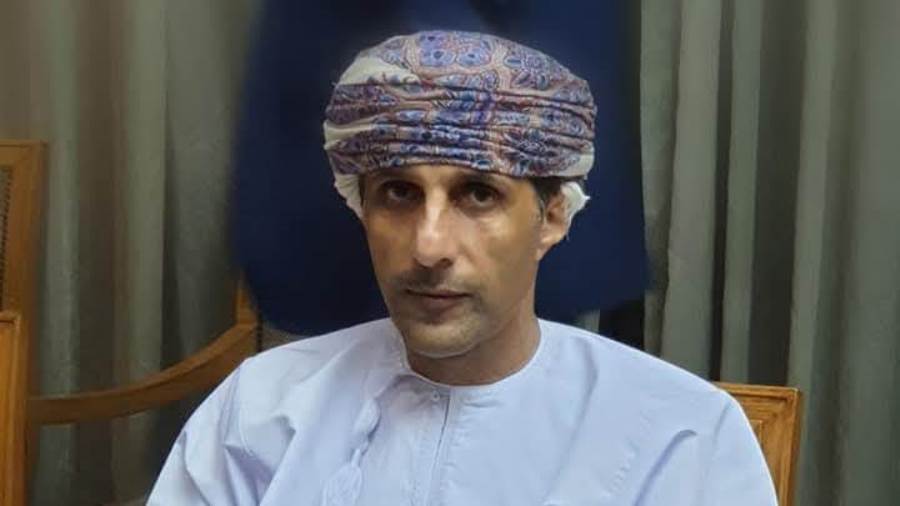 نصر العبري يطرح تساؤلات حول المكاسب السياسية والإعلامية لعُمان