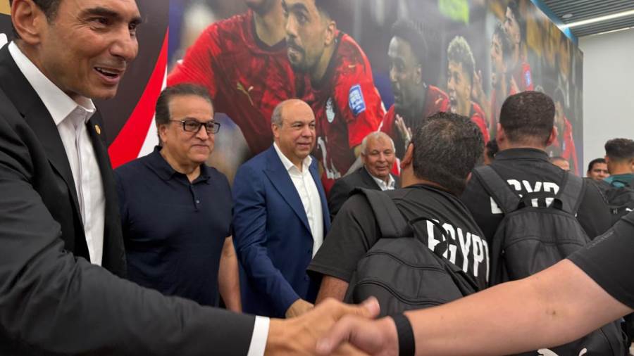 بالصور... وزراء الطيران المدني والشباب والرياضة والصحة والسكان يستقبلون بعثة المنتخب الوطني الأول لكرة القدم بمطار العلمين الدولي 