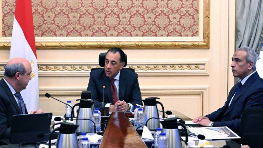 رئيس الوزراء يستعرض الموقف التنفيذي لمشروع مبني الركاب (٤) بمطار القاهرة الدولي