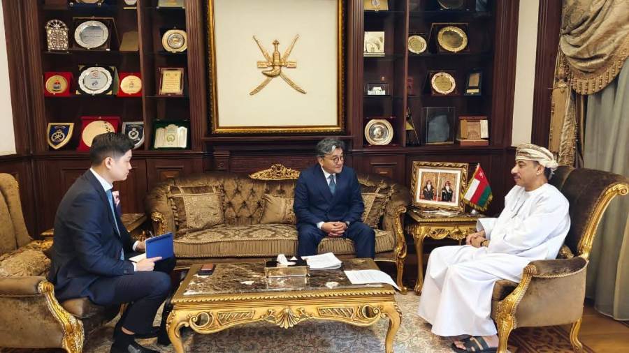 سفير سلطنة عمان لدى مصر يبحث تعزيز التعاون الاقتصادي والسياحي مع نظيره المنغولي