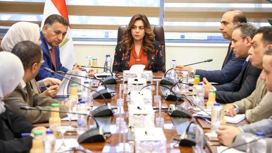 وزيرة التنمية المحلية تبحث مع محافظ القليوبية تطوير منظومة الإدارة المتكاملة للمخلفات بالمحافظة