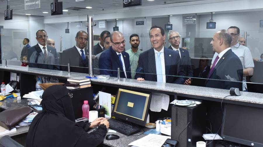 الرئيس التنفيذي للهيئة العامة للاستثمار يتفقد سير العمل بمركز خدمات المستثمرين ببورسعيد