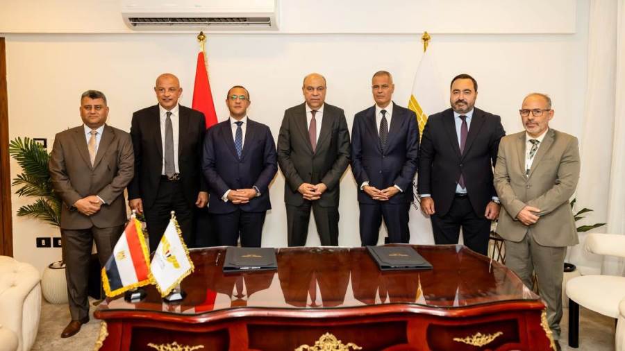 وزير الطيران المدني يشهد توقيع بروتوكول تعاون بين الشركة المصرية للمطارات وأكاديمية مصر للطيران للتدريب