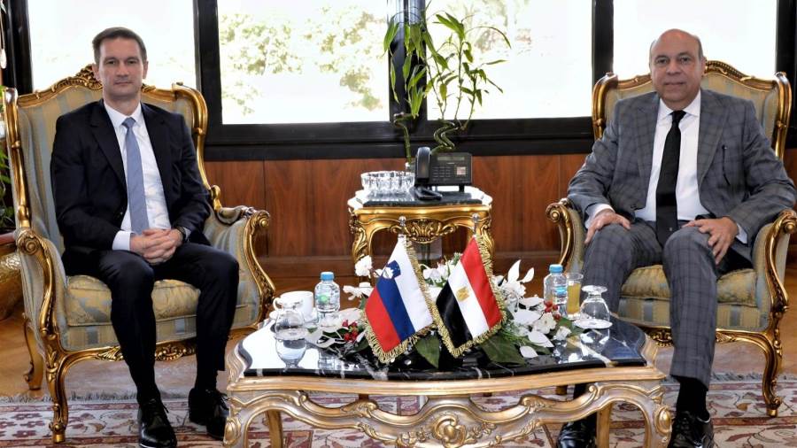 وزير الطيران المدني يبحث مع السفير السلوفيني تعزيز الربط الجوي وفتح آفاق جديدة لتنمية الحركة السياحية بين البلدين