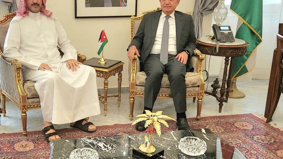 السفير أمجد العضايلة يبحث مع مدير عام منظمة العمل العربية تعزيز التعاون المشترك