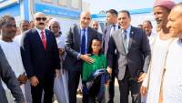 وزير التعليم يلتقي طالب مدرسة نجيب محفوظ الإعدادية الثانوية بشلاتين ويشيد باعتزازه بوطنه