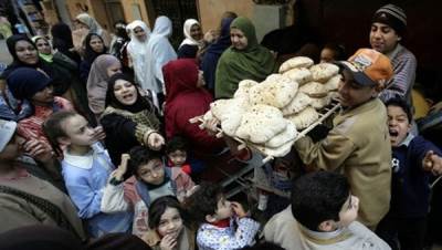  ‎«السوق العربية» تفتح الملف الشائك ‎الكارت الذهبى ‎الباب الخلفى لسرقة قوت الغلابة وأصحاب المخابز يستغلون الأزمة.. ‎والمواطن يدفع الثمن