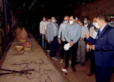 رئيس الوزراء يتجول بمتحف النوبة ويطمئن على الالتزام بالإجراءات الاحترازية