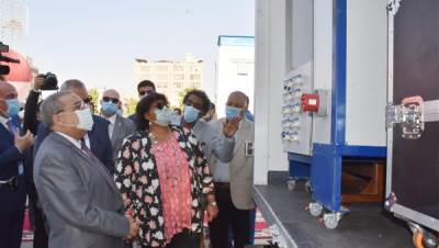 وزيرا الثقافة والإنتاج الحربي يتفقدان أول نموذج للمسارح المتنقلة