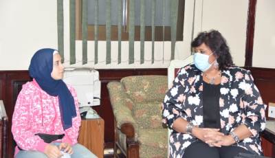 وزيرة الثقافة تستقبل الطالبة هبة بائعة التين وتقرر تبنيها ودعمها بمنحة مجانية بمركز تنمية المواهب