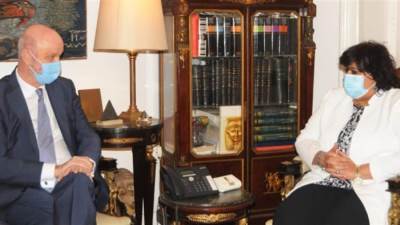 وزيرة الثقافة تبحث مع سفير اسبانيا بالقاهرة سبل دعم وتعزيز التعاون الثقافي والفنى بين البلدين
