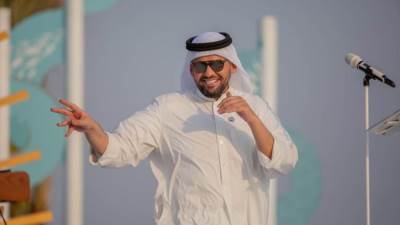 حسين الجسمي "بالبنط العريض" على شاطىء "ينبع" احتفالا باليوم الوطني السعودي الـ90