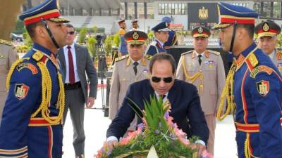 الرئيس عبد الفتاح السيسى يضع أكاليل الزهور على قبر الجندى المجهول