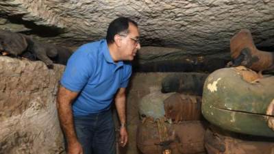 رئيس الوزراء داخل بئر أثرى بسقارة لتفقد كشف أثري كبير تعلن تفاصيله قريبا