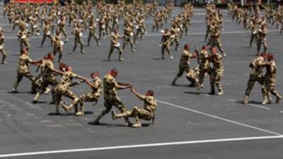 طلاب الكليات العسكرية يقدمون استعراضا تكتيكيا للحرب في حضور الرئيس السيسى