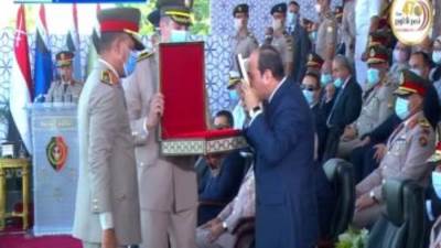 مدير الكلية الحربية يمنح السيسى "كتاب الله" خلال حفل تخرج الكليات العسكرية