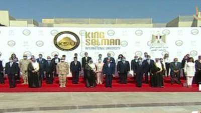 الرئيس السيسى والوفد السعودى يلتقطون صورة تذكارية داخل جامعة الملك سلمان