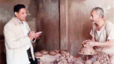 «الفواخير» قرية تحول الطين إلى تحف ذهبية وأوانٍ فخارية بآلات صناعية بسيطة