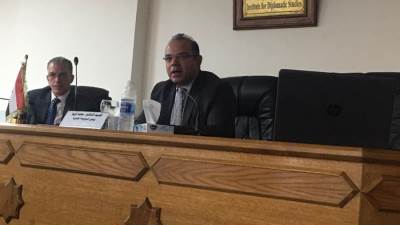 رئيس البورصة يحاضر سفراء المستقبل للترويج لسوق المال خارجيا 